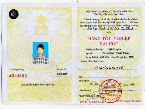 Làm Bằng Cử Nhân Kinh Tế Phôi Thật Chính Hãng 100%