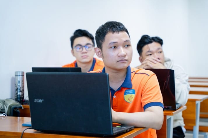 Lich Hoc Va Ky Nghi Trong 1 Hoc Ky Tai HUTECH
